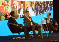 Discussion on the Future of Retail and E-tail with Mike Li, Eric Li and Patrick Vizzone. The audience was interested to know how one can distingish itself in such competitive market environment. According to the speakers no need to worry as the overall market is still growing fast.