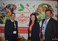 Gabriela Perez (left) with Mediterranean Shipping Company and Ricardo Arias (right) with the Port of Houston are visiting Suhandra Conradie in the booth of Summer Citrus From South Africa.