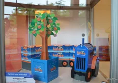 Halos Tree and Tractor display from the Wonderful Company. The company received an award in the category Most Innovative Fruit Packaging or POS Solution.