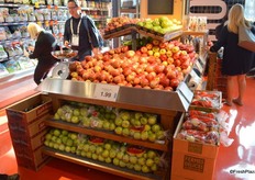 Apples can be bought by the piece as well as in bags.