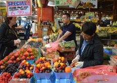 Kellee Harris with Giumarra talks with one of the independent store owners.