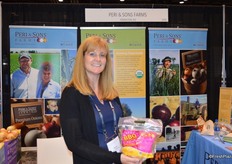 Monique Blajos with Peri & Sons shows the BBQ Bloomer onion. The packaging explains how in four easy steps this onion is perfect for summer BBQs.