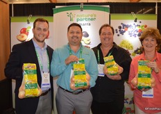 Jack Hall, Job Villanueva, Gary Caloroso and Kellee Harris with Giumarra show organic Vidalia onions; a new program for the company.