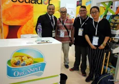Xavier Mejía Román from Organpit, Ecuador, with some of his visitors during the first day. He is another company that exports yellow pitaya explaining that it would be good if the Chinese market will open.