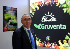 Fermín Sánchez, the general manager of Gruventa. Promoting the very sweet Queen's charm plum.