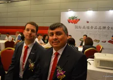 Ignacio Caballero Torretti Marketing Manager of Chilean Fruit Exporters Association, and to the right Juan de Dios Salinas J. General Manager Kingship Fruit Chile S.p.A.