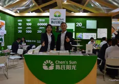 Chen Na, CEO of Zhengzhou Chen's Sun Fruit and Vegetable Trade Co., LTd, with Bai Guangbo, General Manager of Guangzhou Office.