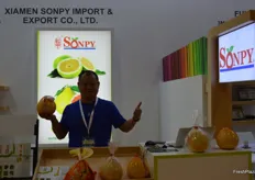 Sandi Lai, General Manager of Xiamen Sonpy Import&Export Co.,Ltd showing their pomelos.