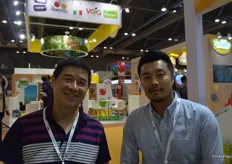 Left, Lian Guorong from Shenzhen Chuangxin Ying keji Limited (深圳市创新盈科技有限公司） , they produce lychees.