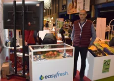 Mohamed Aouina from EasyFresh displaying pomegranates from Tunesia.
