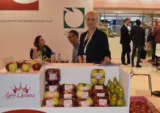 Agro Queens sales specialist Monika Szewczyk was in Madrid to promote their organic line of apples. They take pride in having good deals that help the growers; they buy and then export all produce regardless of imperfection or sizes.