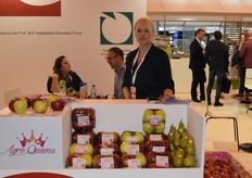 Agro Queens sales specialist Monika Szewczyk was in Madrid to promote their organic line of apples. They take pride in having good deals that help the growers; they buy and then export all produce regardless of imperfection or sizes.