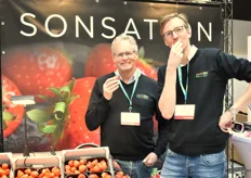 Jan Robben and Steven Oosterloo enjoying a Sonsation strawberry.