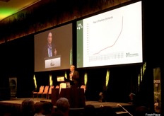 Dr Bruce Campbell, former Chief Operating Officer of Plant & Food Research in New Zealand, explaining the impact Psa-V had on kiwifruit vines.