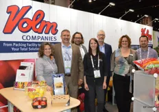 Smiles in the team of Volm Companies. From left to right: Marsha Verwiebe, Mike Levis, Wim van der Meulen, Alyssa Muraski, Michael Hunter, Natasja Boekel and Scott Knapkavage. The packaging in the photo includes paper sleeves, but also a pouch bag with lemons. It is a registered trademark HALF ‘n HALF Bags that’s half pouch and half mesh.