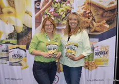 Jessica Brady and Rebecca Catlett with Okanagan Specialty Fruits show non-browning Arctic Goldens.