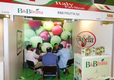 Business meeting at B&B Frutta booth. The company is from Verona.