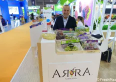 Carlo Lingua (RK Growers) and Arra grapes