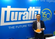 Thanh Nguyen (Lee), Turatti salesman for South East Asia, showed a plate of carrot spaghetti freshly made with a machine on display.