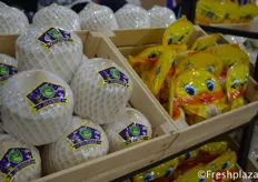 Zhanhui's own Thai coconut brand. These coconuts are ready to eat, with pre-cut holes, you can drink directly from the coconut. Its vacuum packaging keeps the coconut fresh