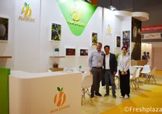 Weide Cheng (Director) with Ms. Liang from Guangzhou HuaSheng Fresh Fruit. They are focused on selling cherries, grapes, blueberries and kiwi fruits.