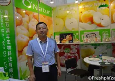 David Li from O'Nature Bio-Tech Co., Ltd. They are specialised in selling pears, apples, grapefruit and carrots. They sell on the domestic market and abroad.