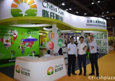 Mr. Han and his colleagues from Zhengzhou Chen's Sun Fruit and Vegetable Trade Co., Ltd. The company is mainly engaged in importing foreign fruit and selling domestic fine fruit. Their foreign fruits are including the Chilean cherry, Thai longan, mangosteen, durian, Vietnam dragon fruit, lychee and so on.