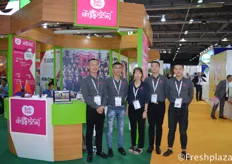 Cherry (middle) with her team from Zhejiang RainDew Fruit Co., Ltd.