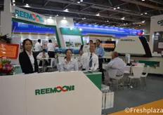 Dennis Clock (right) with his team from Jiangxi Reemoon Technology Holdings Co., Ltd. Reemoon is specialized in developing, manufacturing and supplying postharvest equipment and solutions for fruit and vegetables, including sorting machine, washer, dryer, waxing machine and other accessory equipment.