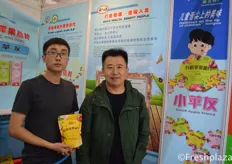Team of Yantai Boshida Group. They produce different kind of flavors of apple chips.