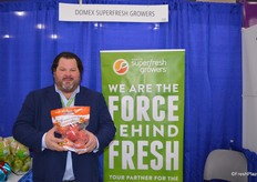 Paul Newstead with Domex Superfresh Growers shows a pouch bag of Autumn Glory apples.