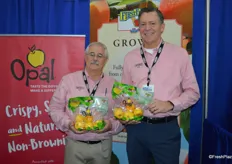 Dennis Jackson and Tim Cavanaugh with FirstFruits Marketing show pouch bags with Opal apples.