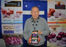 Michael Ryshouwer with Flavorful Brands proudly shows a mesh bag of the new Rosa Bella, premium pink onions. In Canada, they are distributed by Canadawide. The US distributor is L&M Companies.