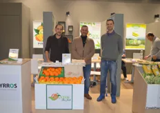 On the left is Giogos Mantos, together with his Mantos-team to showcase their Greek citrus.