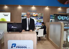 Hernán Zec of Ingeniera Prodol, who are presenting their packaging machines with a new roller system.