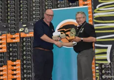 Simon Tattersall, managing director of Afrupro avocado and litchi marketer, receiving a token of appreciation from Dr André Ernst of Allesbeste Boerdery