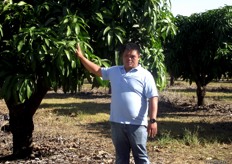 Han Shiong Siah taking delegates on a tour of his farm, Tropical Primary Products