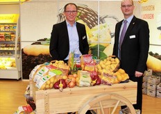 Marko Wunderlich, Member of the Executive Board of Friweika eG is with Erik Richter at the booth.