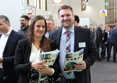 Arlette Sijmonsma (Freshplaza) hands over the international issue of the Primeur Magazine to Carsten Knodt (tomato producer at Landgard).