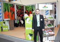 Kai Fuchs, Deputy Managing Director of the Gartenbauzentrale Main-Donau eG, is proud of the new company logo Albert & Gundel.