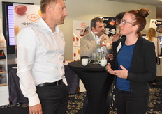 Michiel Bontenbal talking with his colleague Katja Kamp (Looye Kwekerij)