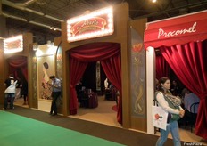 "Spectacular stand for Procomel "El Abuelo de los melones" (“The grandfather of melons”), inspired in a cabaret show of the 20’s."