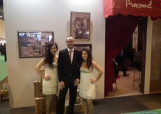 José Luís Rodríguez, of Procomel, with two of the cabaret’s dancers.