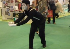 The event was enlivened by all kinds of artists.