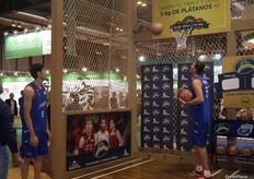 For each ball thrown in the goal by visitors, 5 kilos of bananas from the Canary Islands were donated to people in need.
