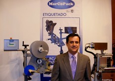 Gerardo Martínez, of MarCoPack, presenting its automatic and semiautomatic labelling machines.