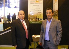 Carlos Ortega González, Manager of HortoVilla, exhibiting its asparagus and fresh vegetables.