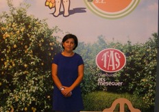 María Dolares Pelegrín Abellán, of Apemar, exhibiting its quality citrus.