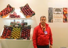 Miguel Ángel Romero Burgos, of Frutas del Guadiana, promoting its fresh fruits.