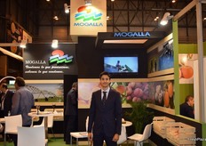 Dani Blanco, commercial director of Mogalla, promoting the new kaki, pomegranate and garlic campaign.